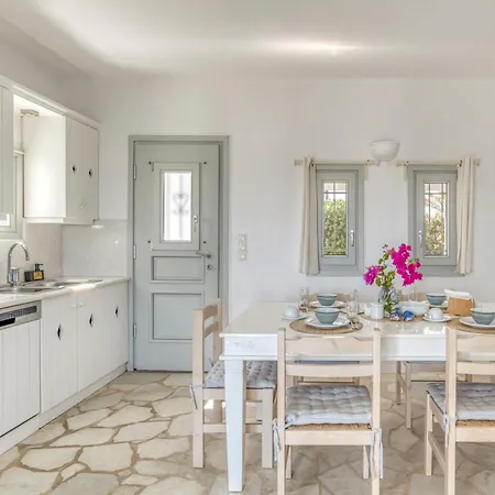 Villa By The Sea With Pool Parasporos 1 *