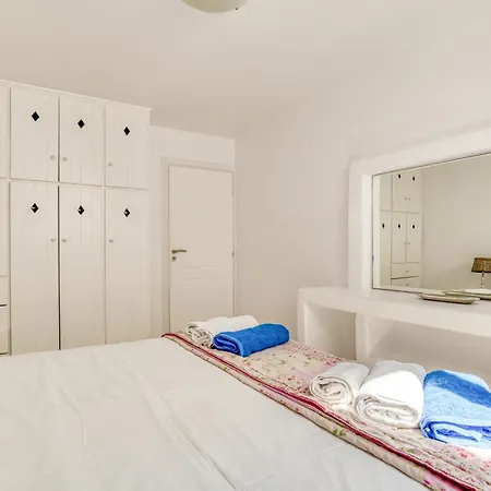 Villa By The Sea With Pool Parasporos 1 *