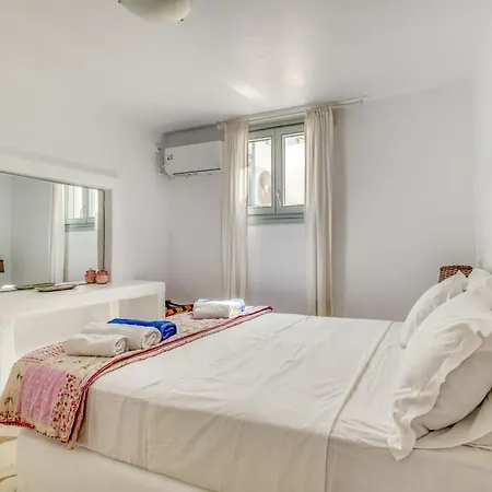 Villa By The Sea With Pool Parasporos 1 *